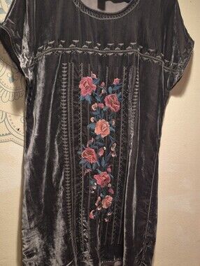Chelsea And Theodore Velvet Embroidered Floral Shift Dress -